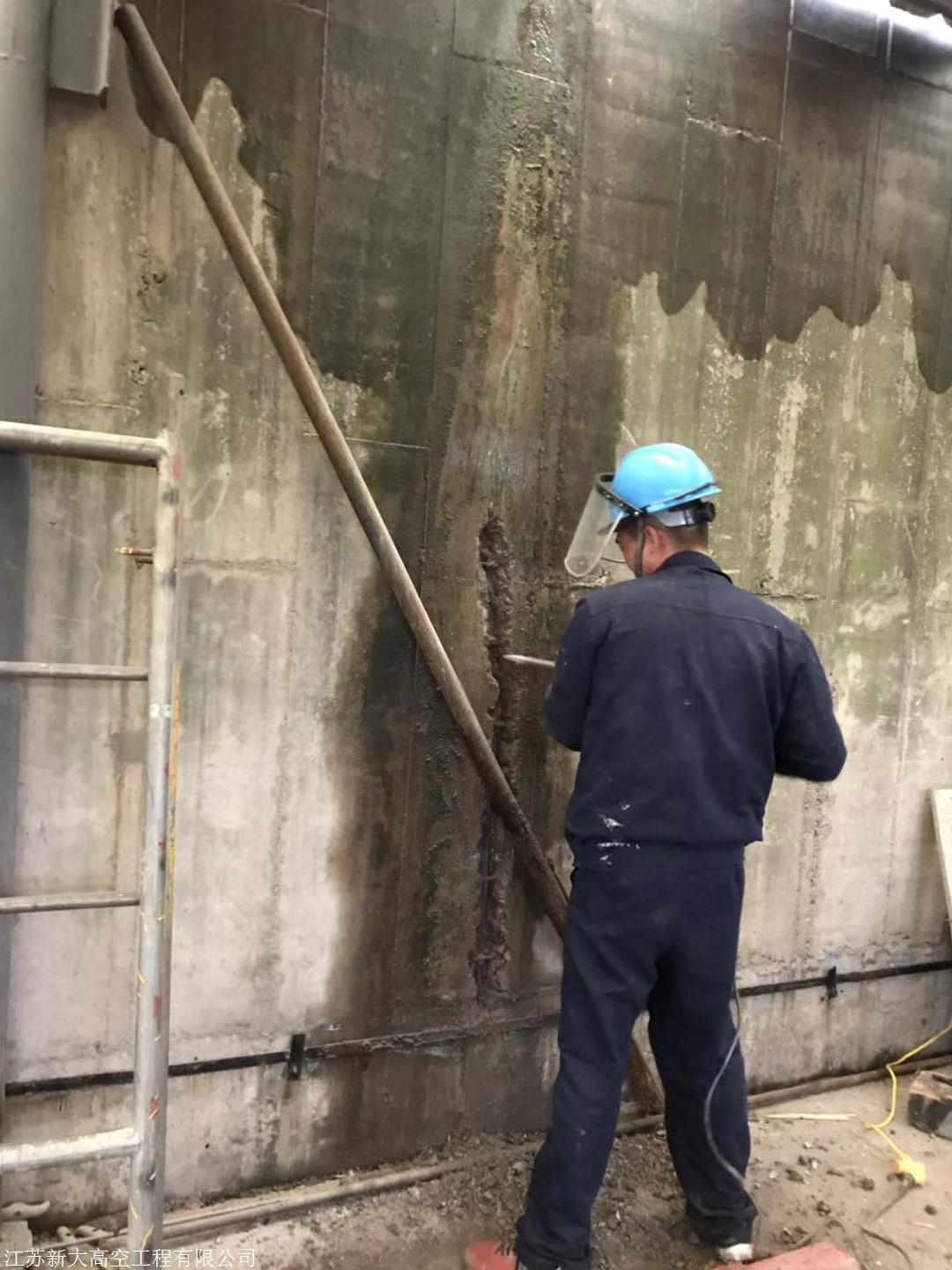 渗漏的污水会腐蚀污水池的钢结构和混凝土结构,日复一日,漏水会更加