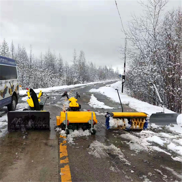 清理方式有扫雪 抛雪 推雪三种 清雪工作头可以三种更换 又称三合一