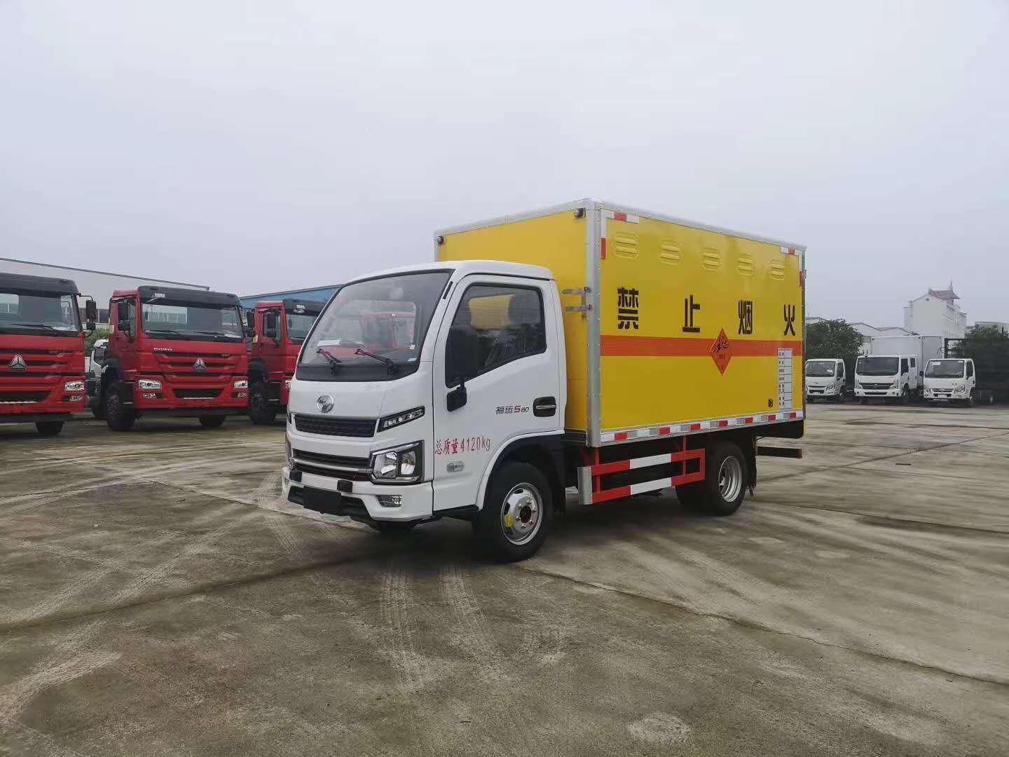 跃进s80小型废机油运输车 3米3危废运输车