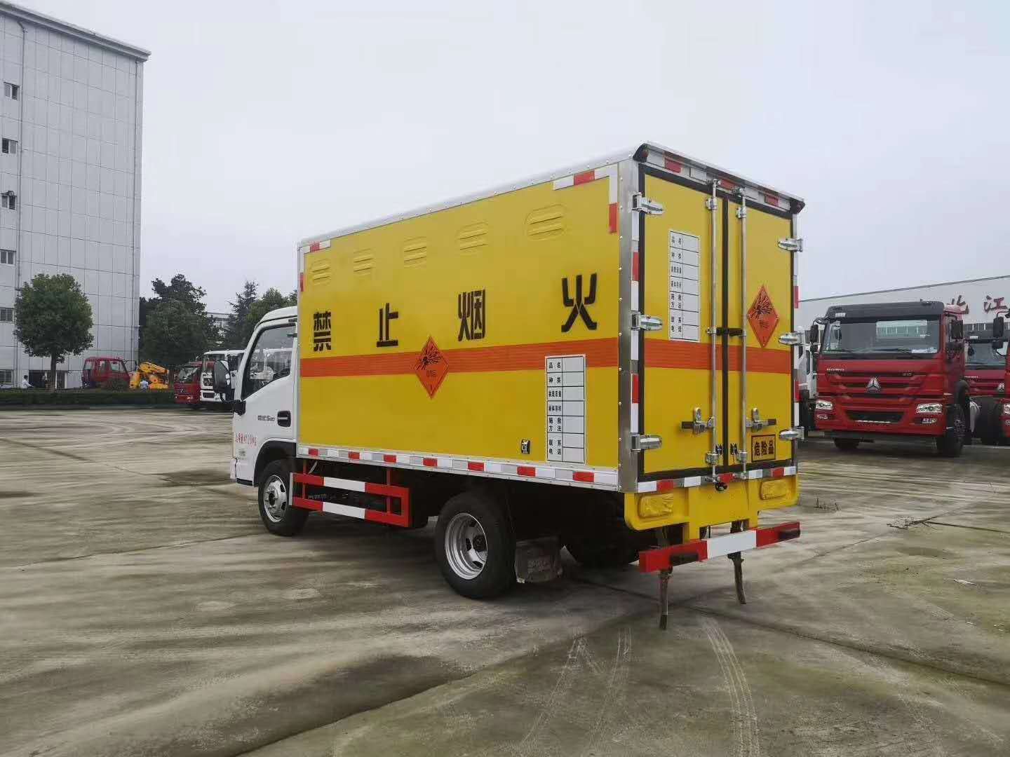 跃进s80小型废机油运输车 3米3危废运输车
