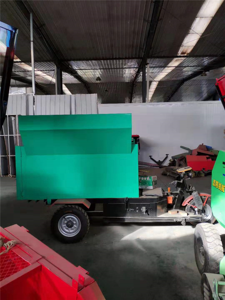 三轮式电动撒料车 养牛自动撒料车
