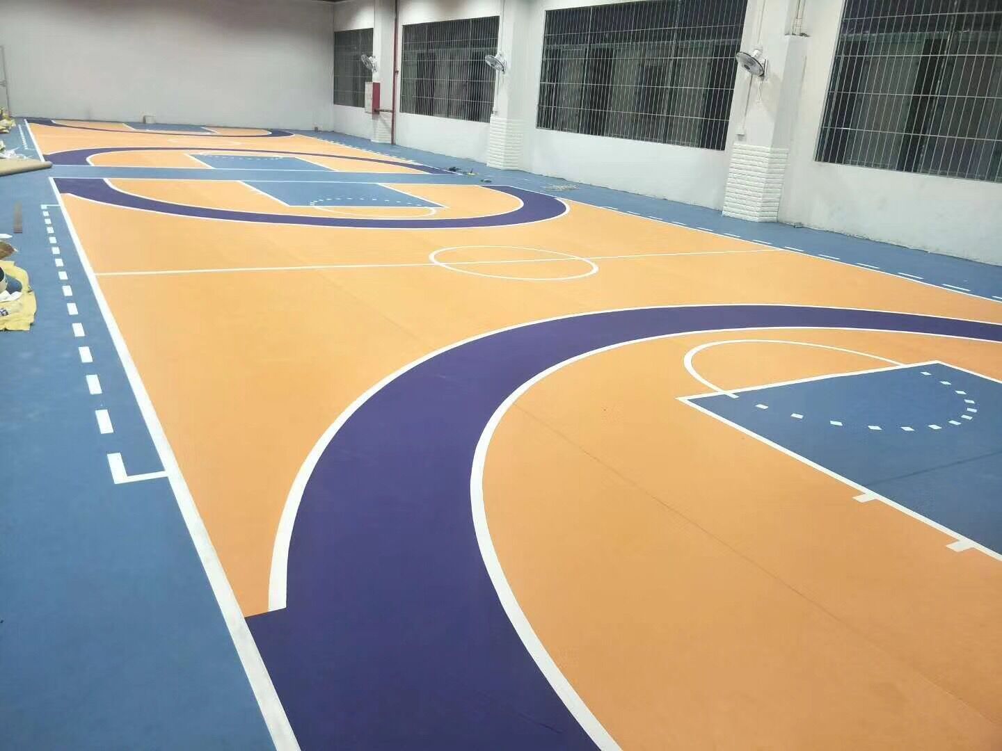 东莞室内篮球场地胶卷材加厚pvc运动地板排球场羽毛球场地地板胶