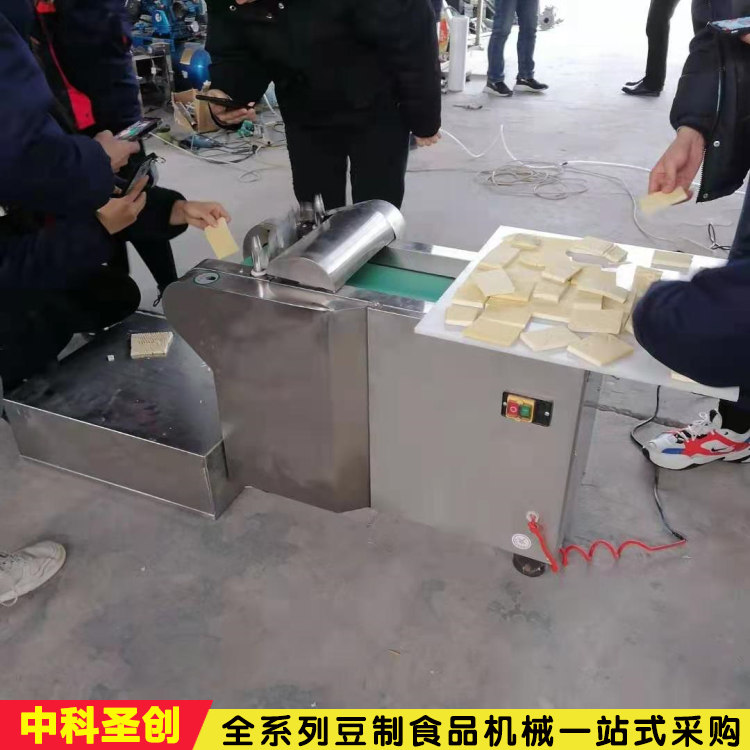 兰花干机一改变传统手工生产模式,日产量可达3-4万串,自动豆腐串机
