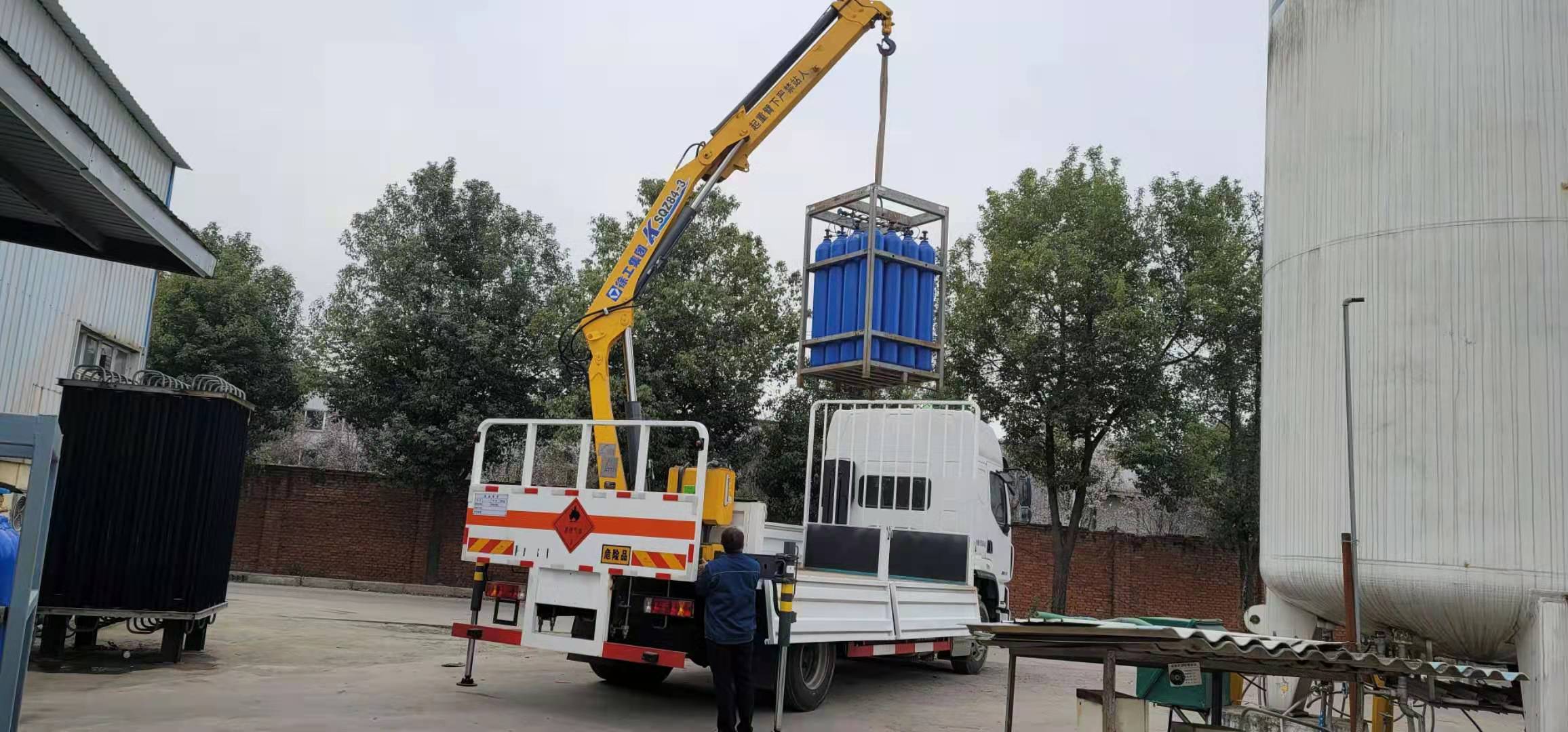 国六带吊气瓶车 氧气瓶运输车