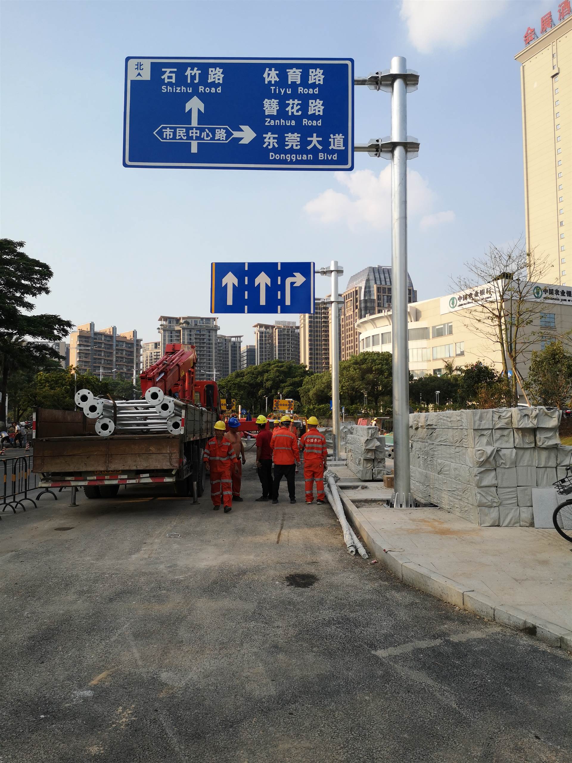 交通标志牌供应商悬臂式标志道路指路牌合作厂家