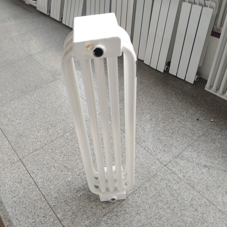 抗腐蚀性选用无缝钢管代替有缝钢管,暖气片,再与铸钢片头对接焊成,尽