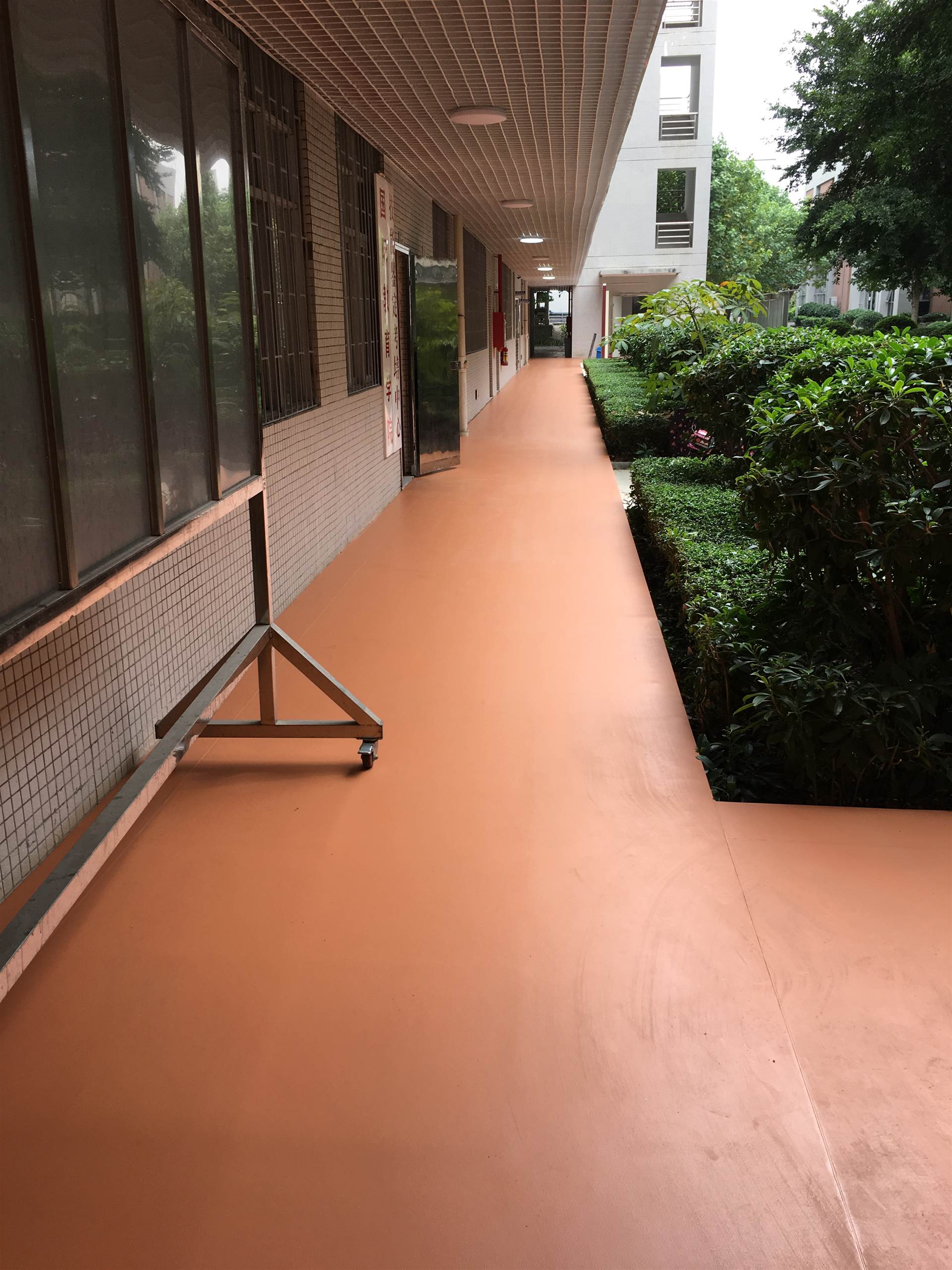 新作| 学校教学楼走廊pvc胶地板铺装工程