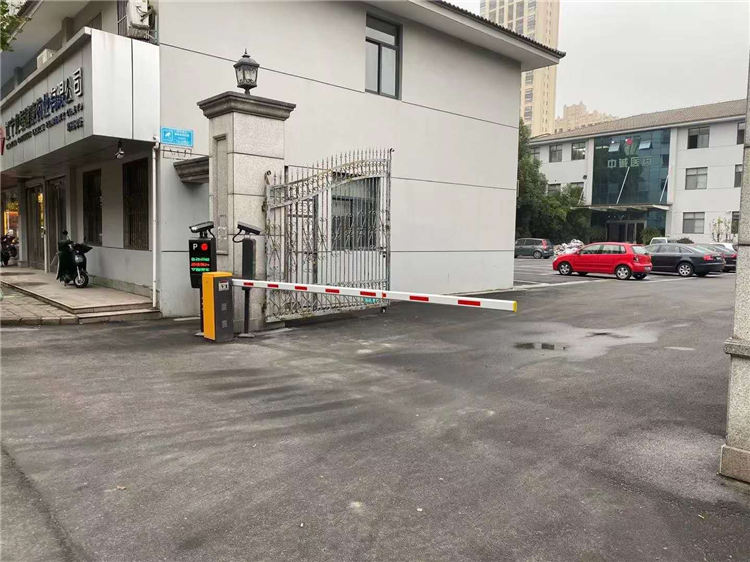 鲁冠青岛道闸杆供应 起落杆 小区挡车器 停车场专用道闸