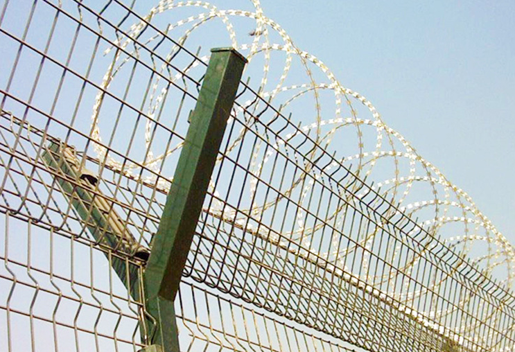 监狱护栏网 刺铁丝围栏防御隔离网 y型柱防爬刀片刺绳护栏