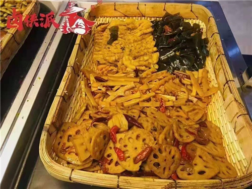 卤侠派现卤现捞,采用成品酱料熬制卤水,搭配半成品食材,省去了大量