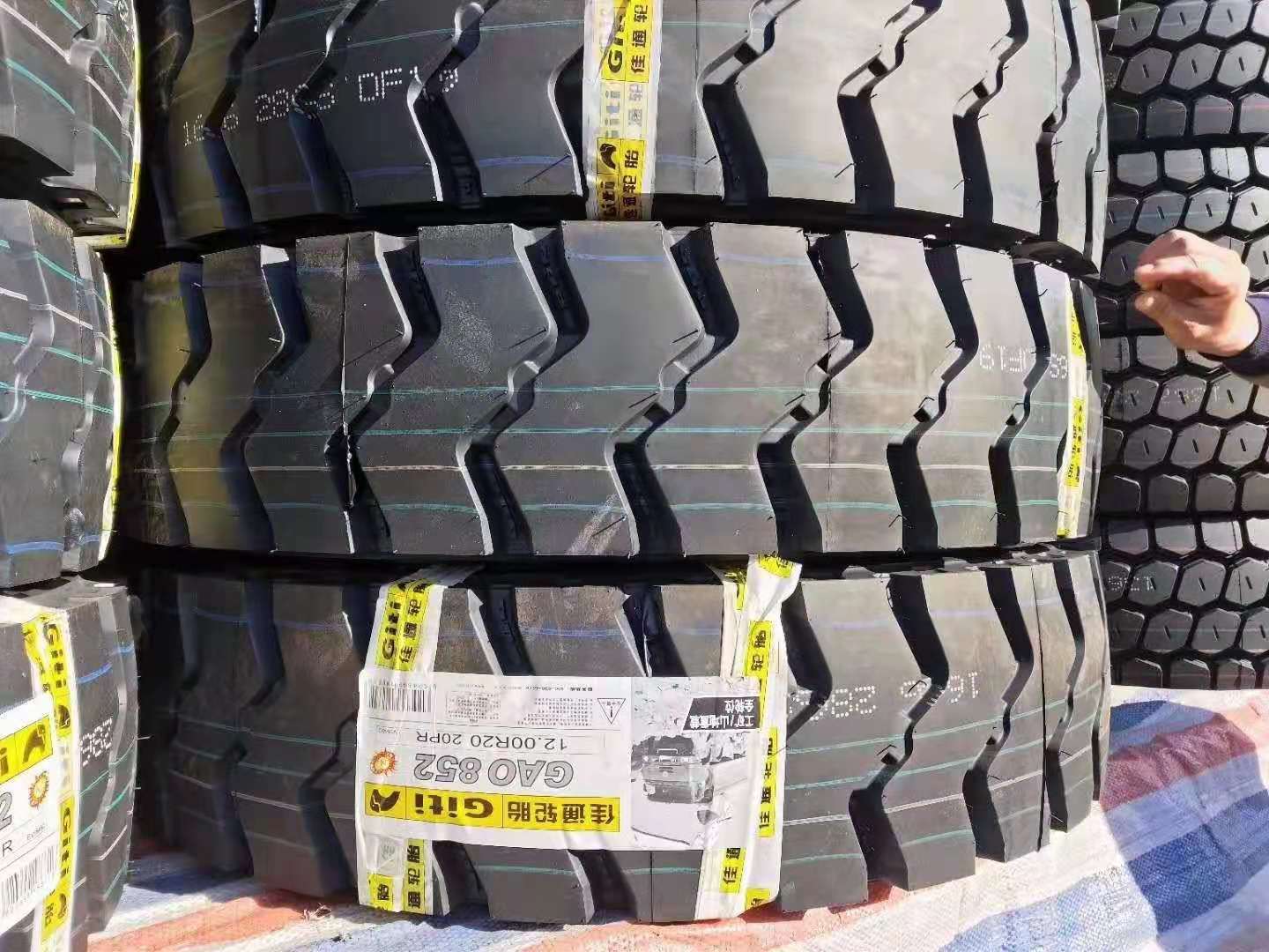佳通12.00r20 前四后八 拉石车轮胎