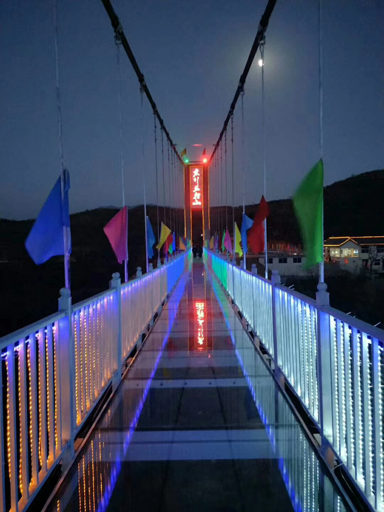 美轮美奂,流光溢彩的玻璃吊桥夜景