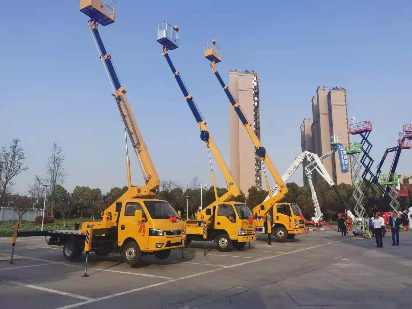 广告安装车东风途逸15米折叠臂高空作业车厂家