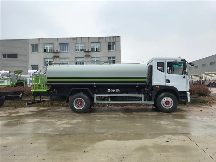 和田市东风d9大多利卡15方洒水车
