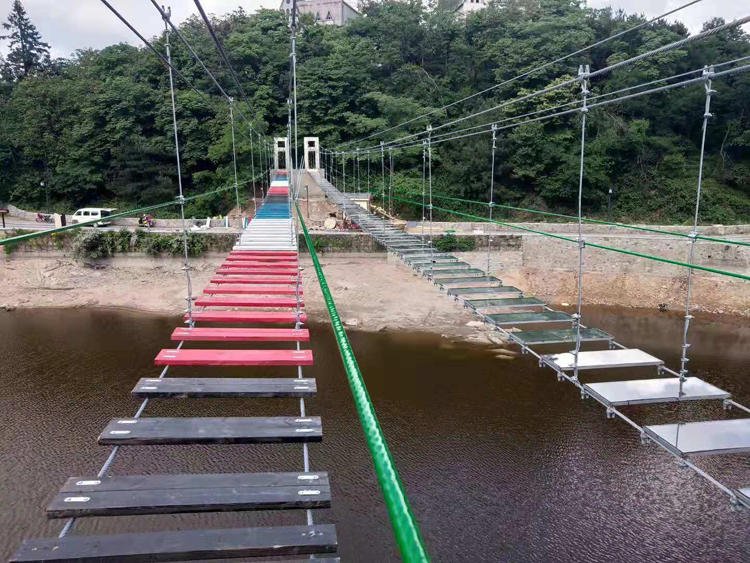 步步惊心吊桥岚瑞游乐设计施工网红步步惊心高空吊桥