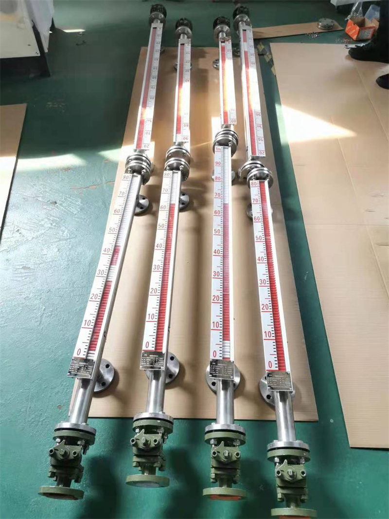 磁翻板液位计选型:一:从现场工况安装方式上选择,有侧装型,顶装型