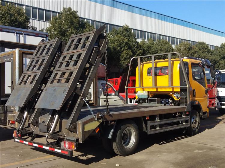 国六重汽挖机平板运输车 带折叠液压爬梯挖机运输车