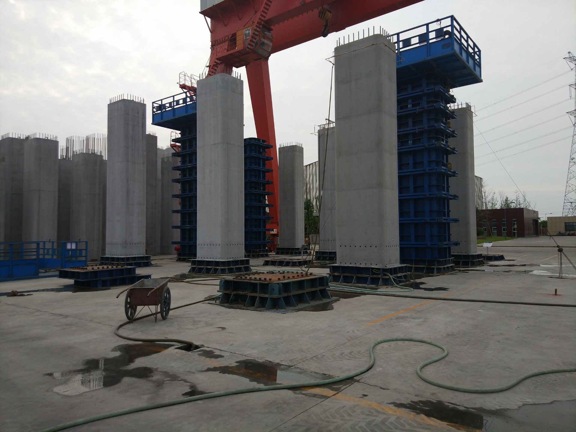 价 格:pc墩柱模板 产品描述华骅钢模板是用于混凝土浇筑成型的钢制