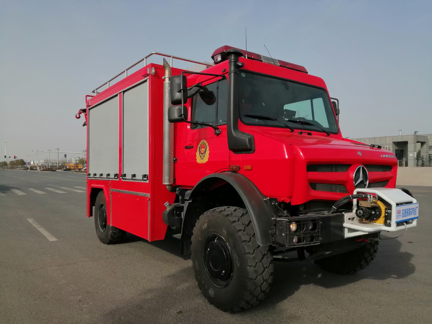 奔驰救援车 乌里莫克应急救险车 带吊救援车