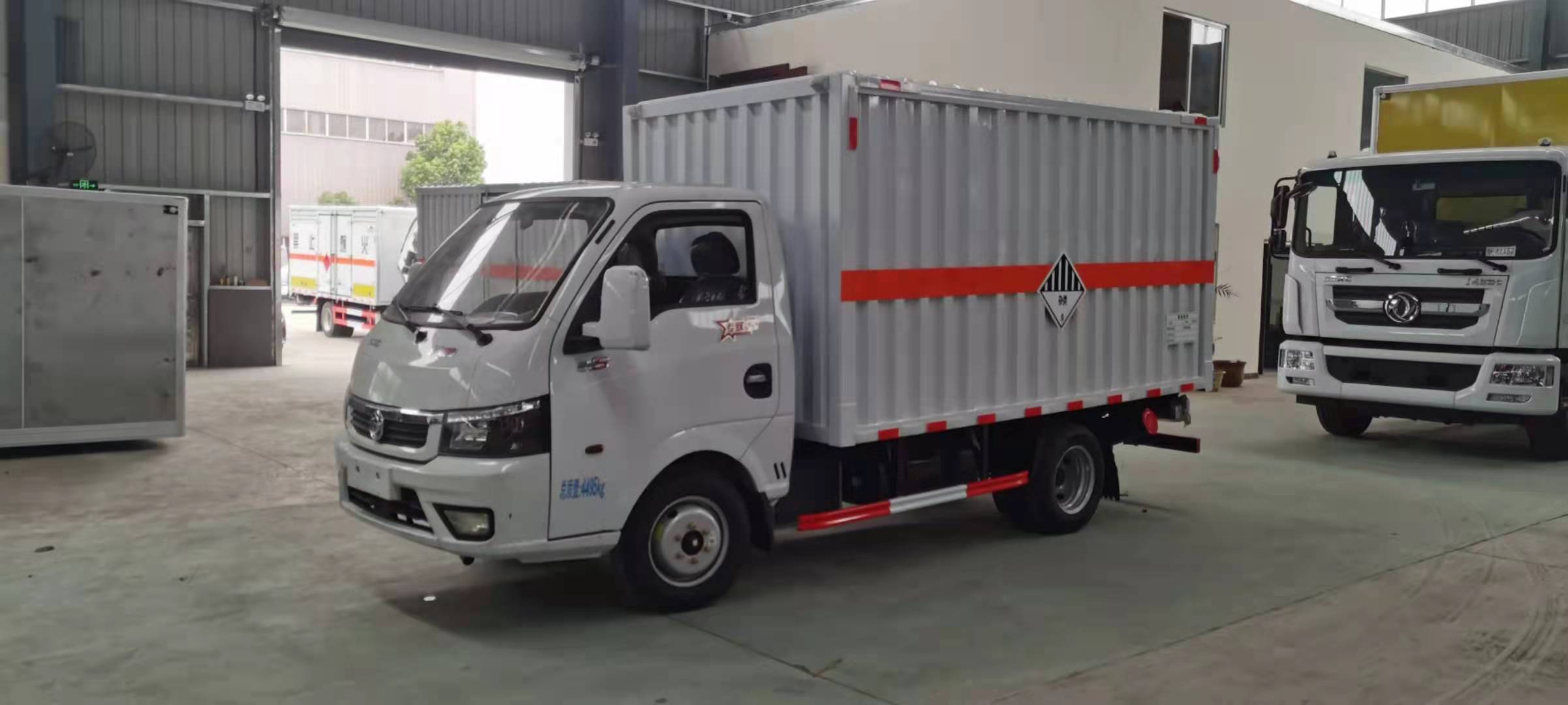东风途逸国六3米4柴油瓦楞板危险品车