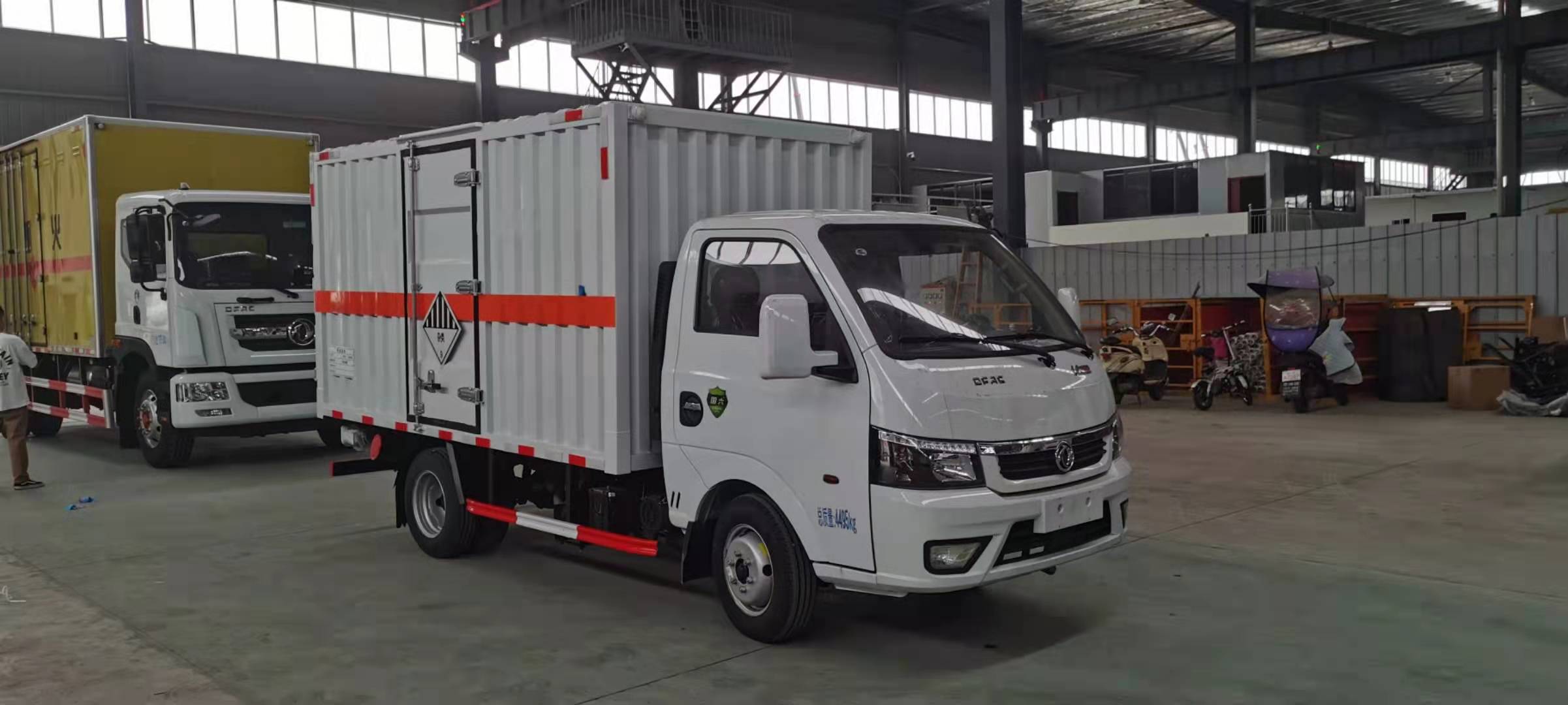 东风途逸国六3米4柴油瓦楞板危险品车