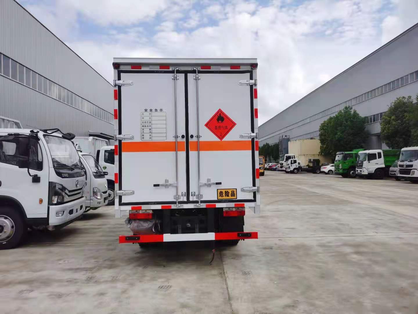 山东李总两台东风福瑞卡危货车