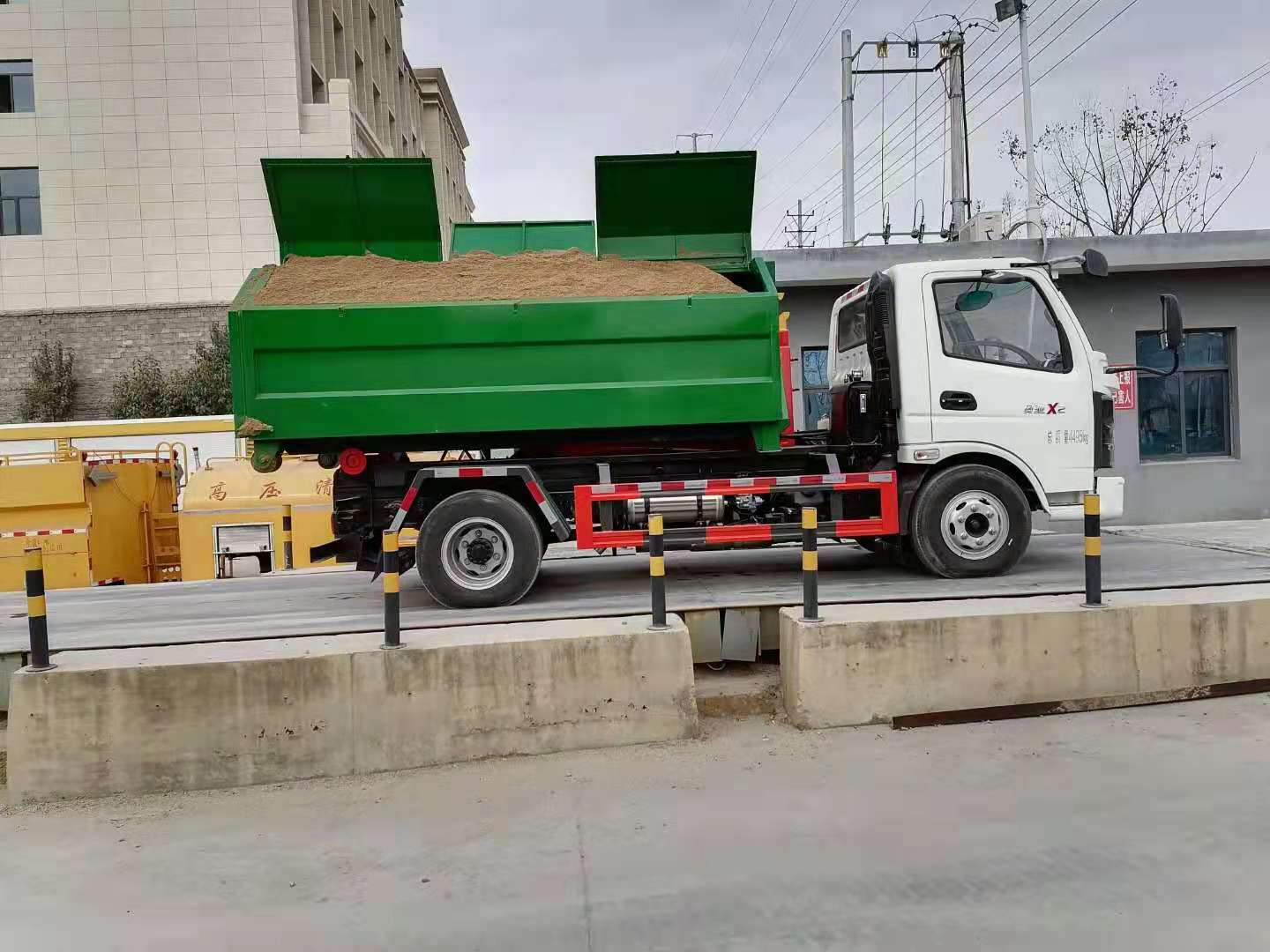 飞碟奥驰x2拉建筑砂石垃圾车