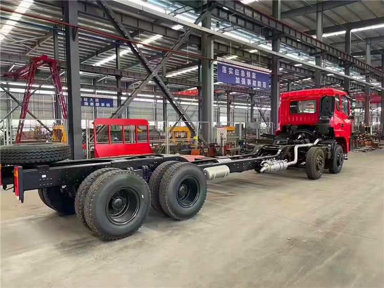 我厂生产的后双桥平板运输车有:解放后双桥平板运输车,江淮后双桥平板