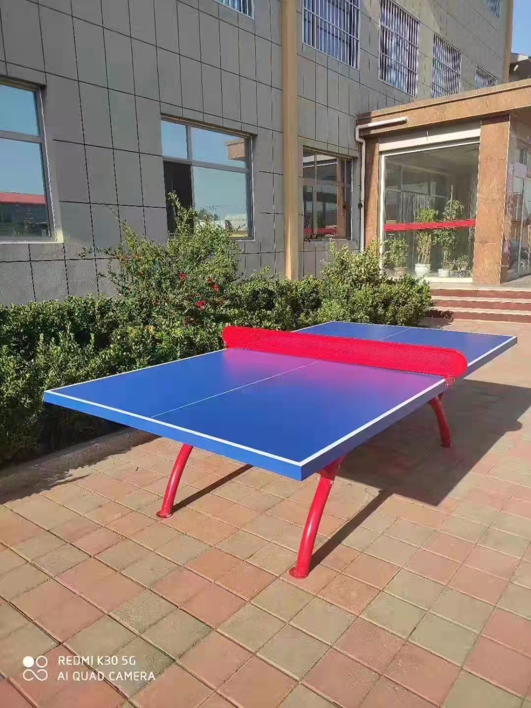乒乓球台是乒乓球运动的老式乒乓球台器械,台面可由任何材料制作