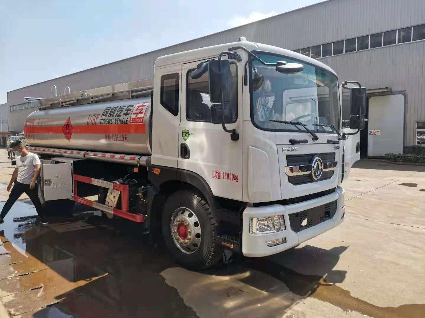 国六东风10吨加油车基地批量出售