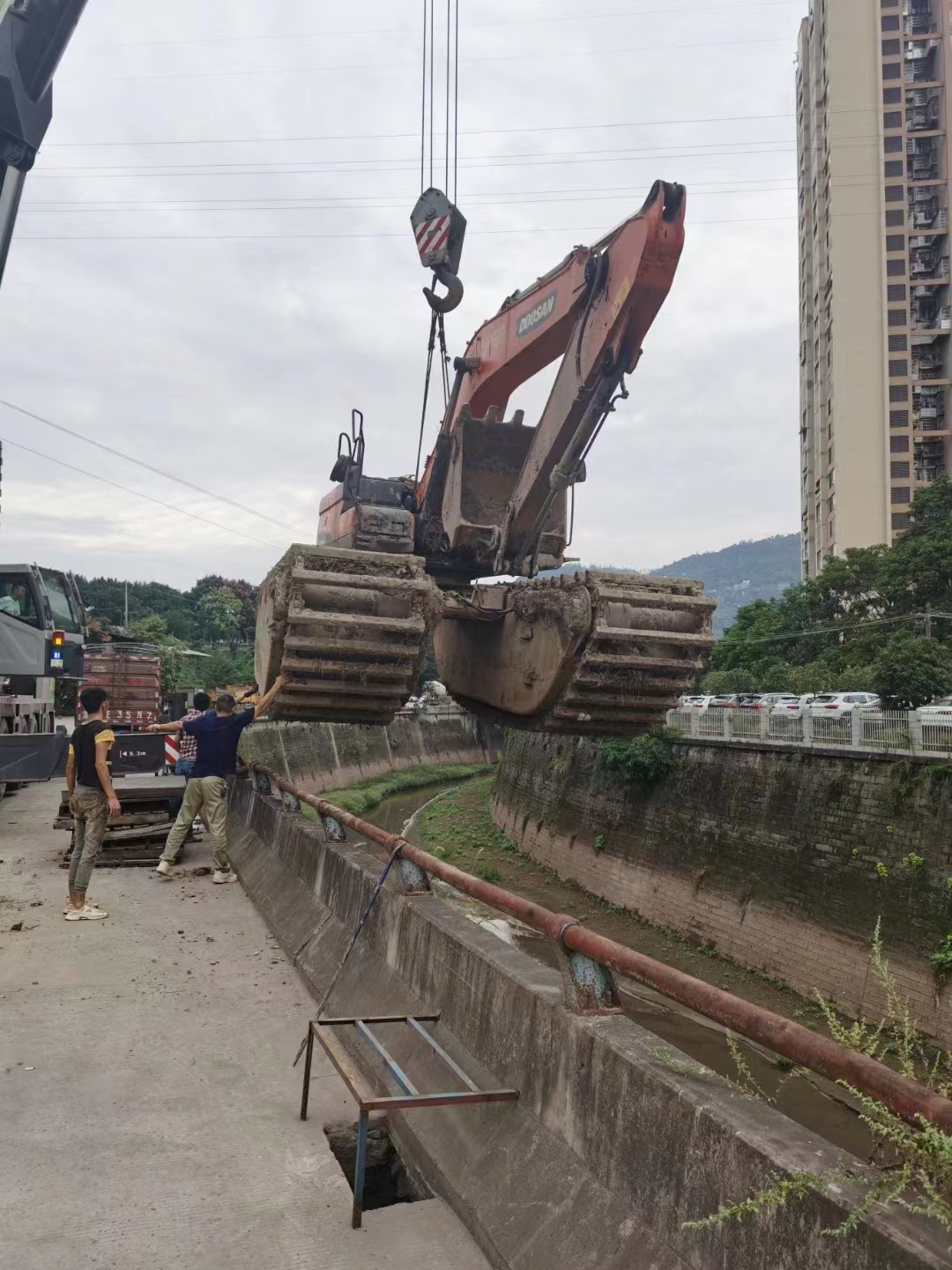 威海大型水路两用挖掘机出租行情