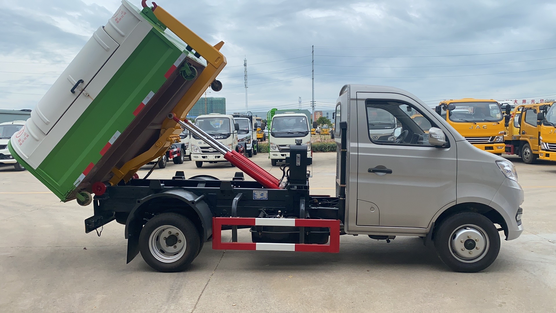 3方长安后双轮勾臂垃圾车蓝牌勾臂垃圾车3方车厢可卸式垃圾车