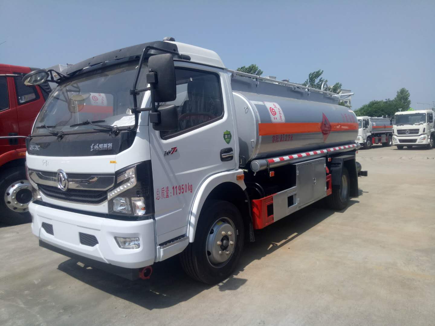 8吨油罐车_国六油罐车_楚胜油罐车厂家直销全国包送