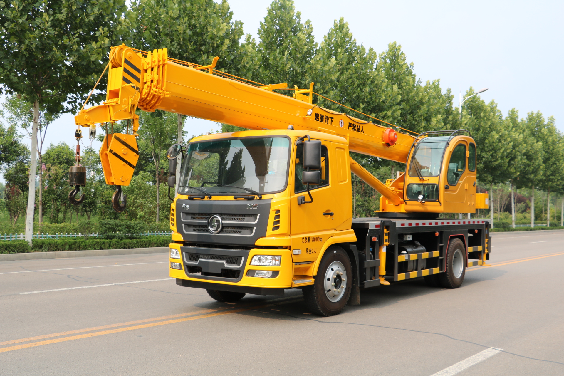 盘锦市厂家直销陕汽16吨汽车吊报价16吨吊车参数表徐工大臂