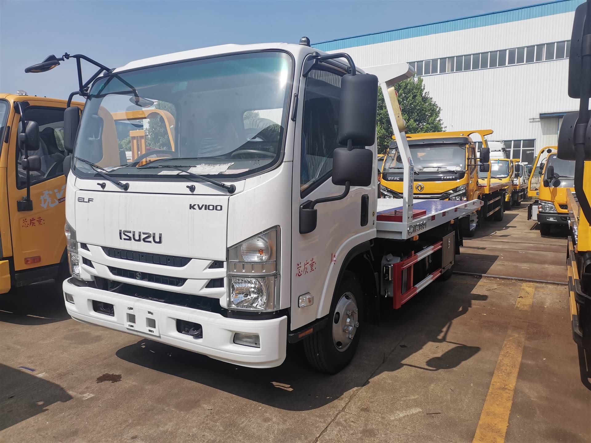 蓝牌平板清障车上装配置 :双侧联动操作,采用意大利进口多路阀,平衡阀