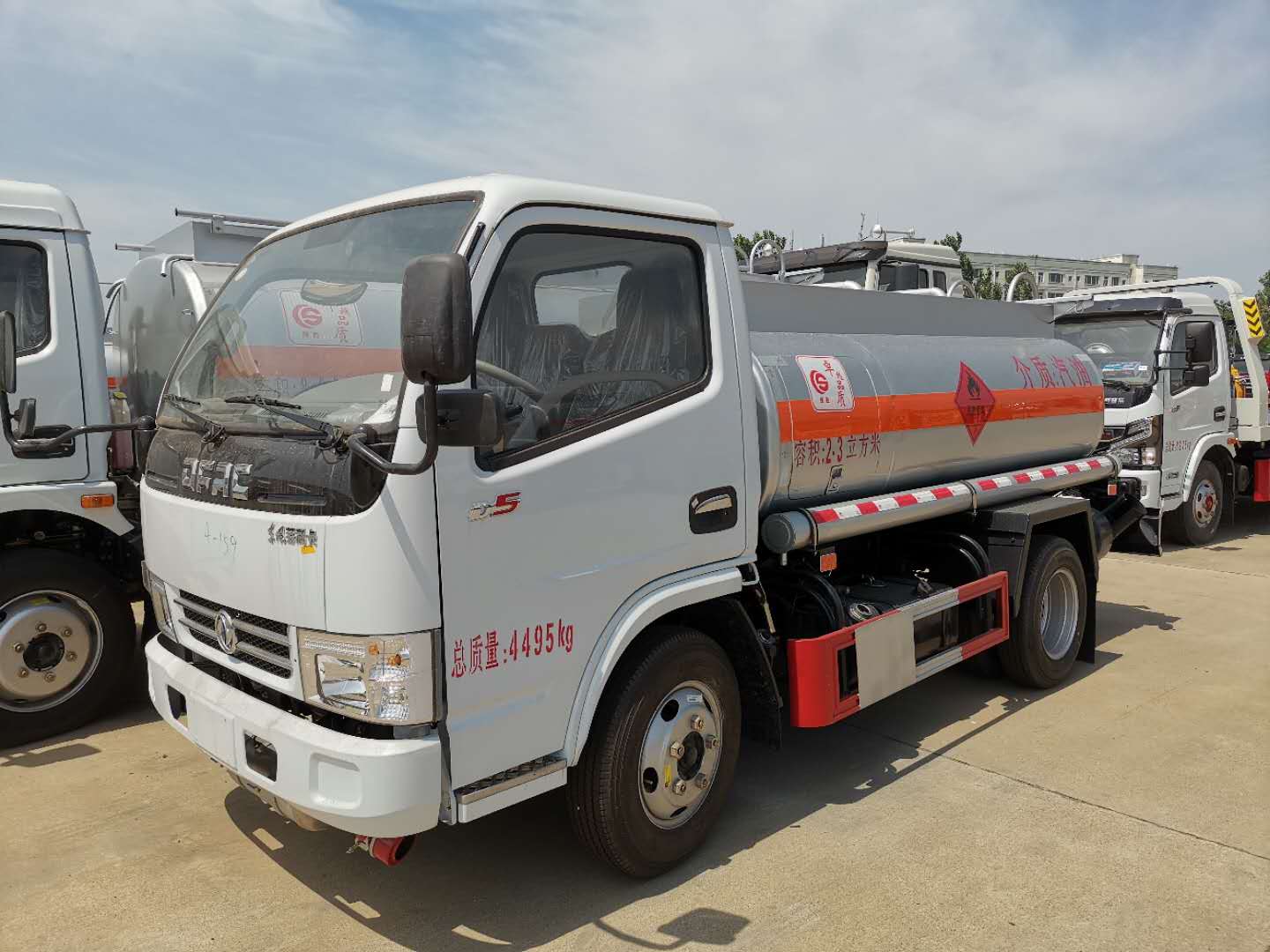 湖北楚鑫汽车装备有限公司 产品展厅 >油罐车柴油罐