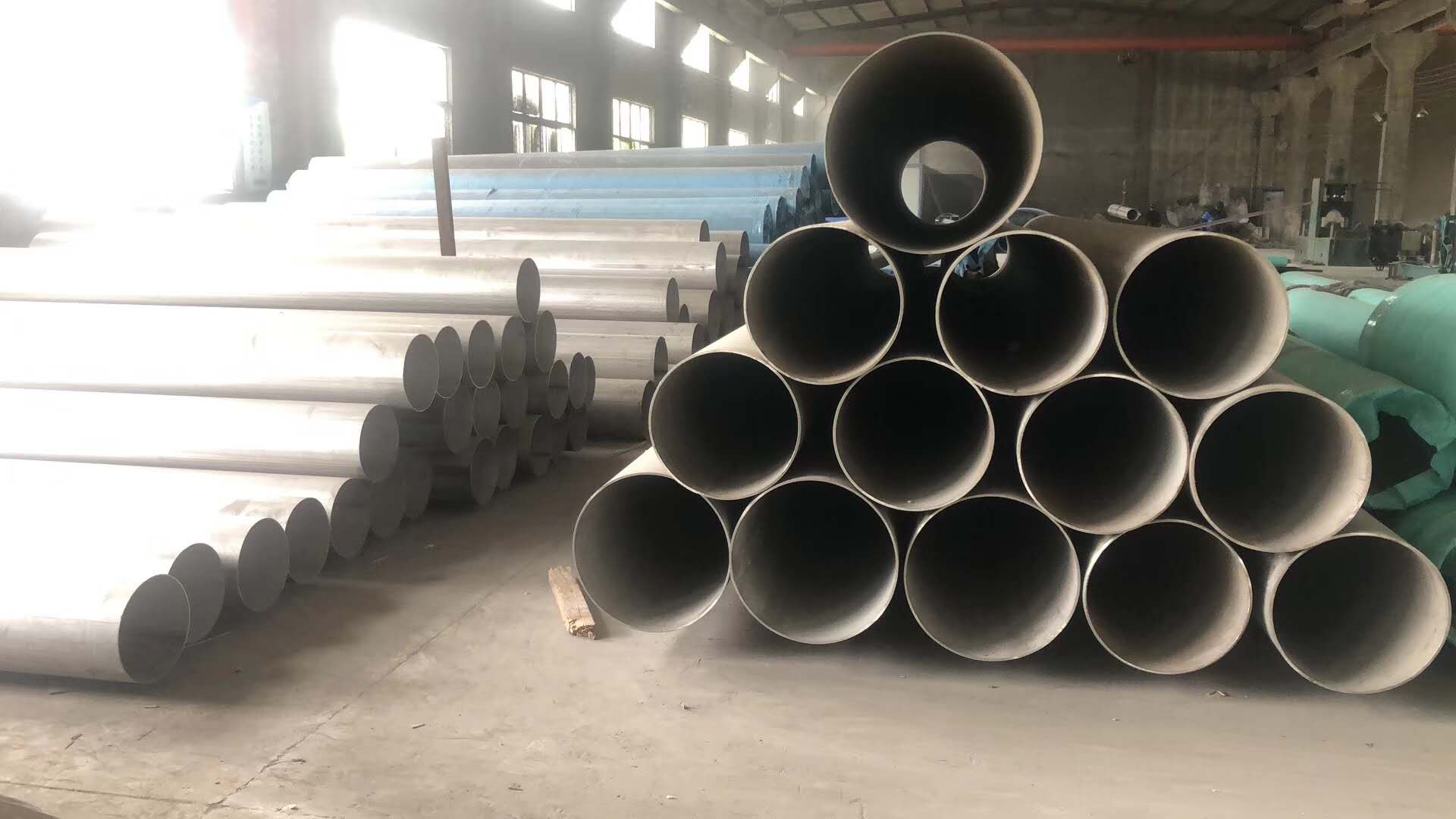 304不锈钢焊接钢管焊缝打磨抛光喷砂无缝化