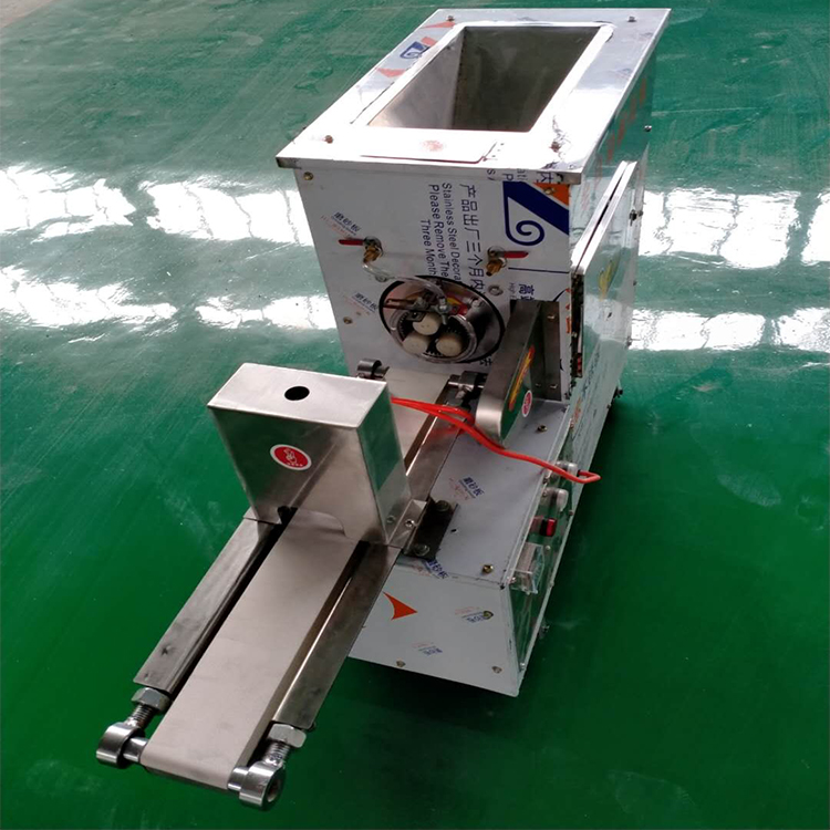 出条后,通过模具的旋转自动上劲挽花,再由延时切段机自由控制麻花的