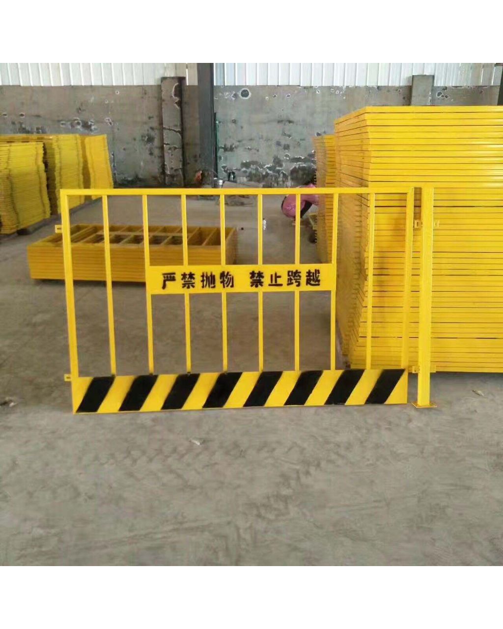 基坑护栏围挡介绍 施工电梯门 进口批发