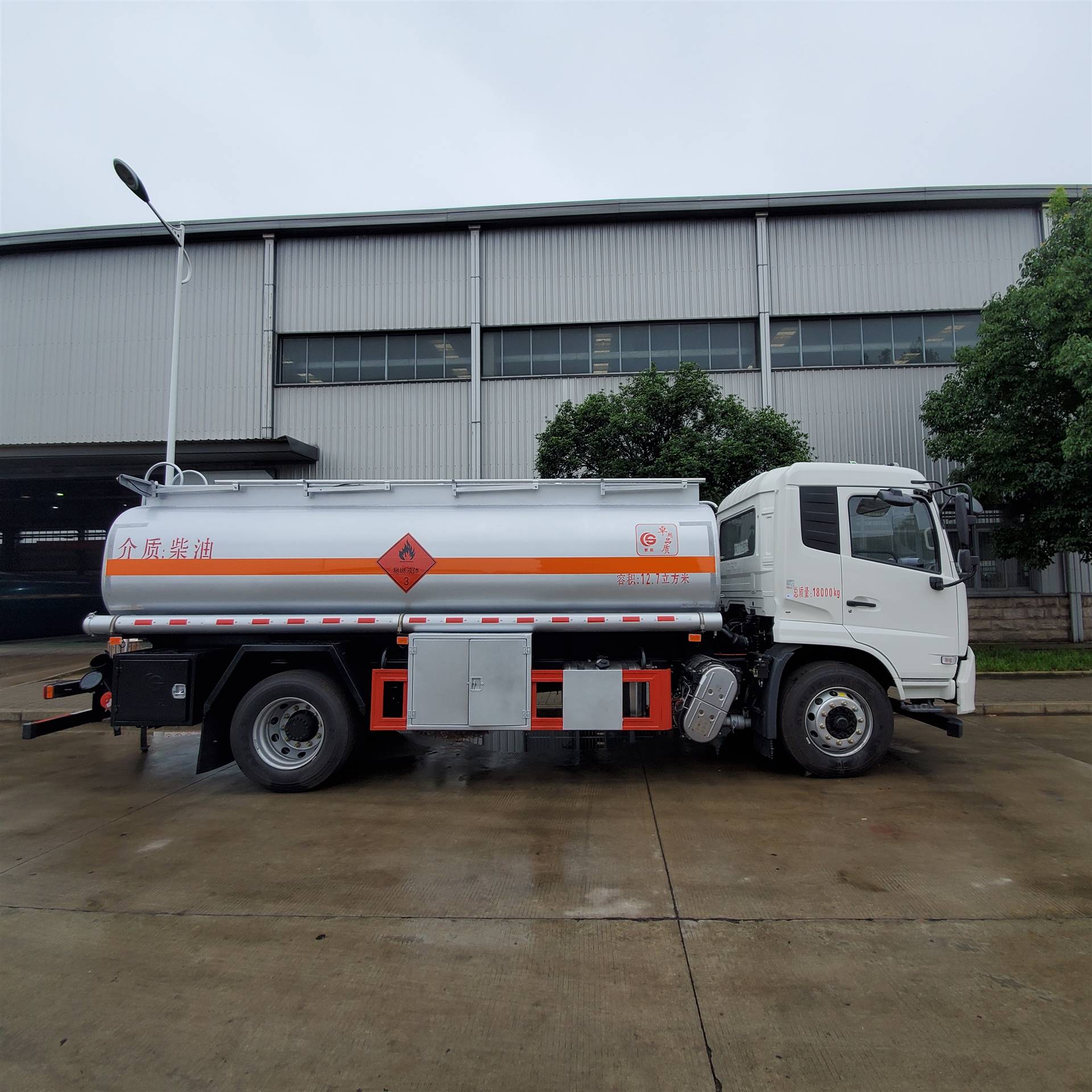 东风天锦油罐车