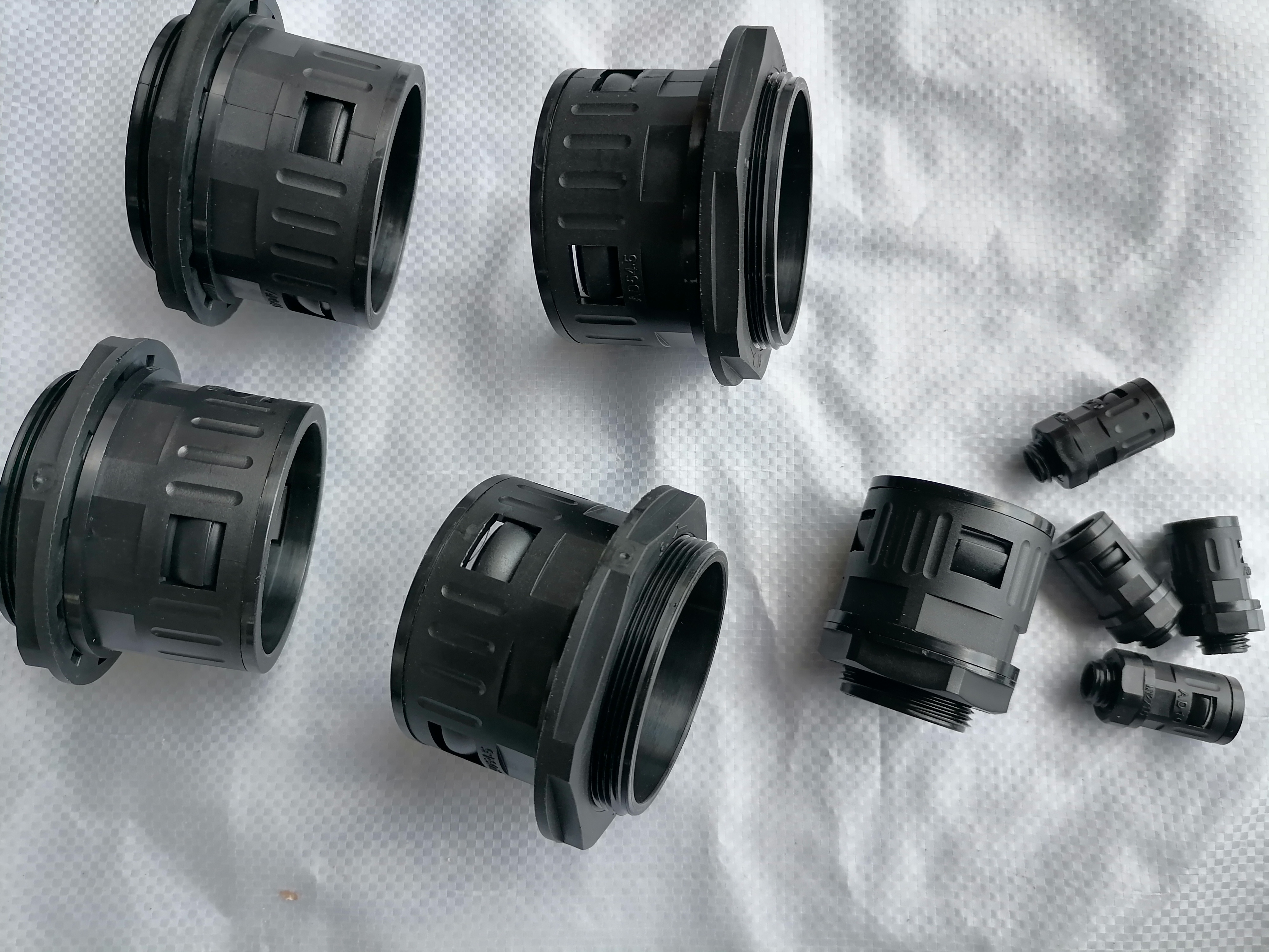 批发武汉卡扣式尼龙快插接头 拧紧式防水波纹管接头 绝缘阻燃黑色