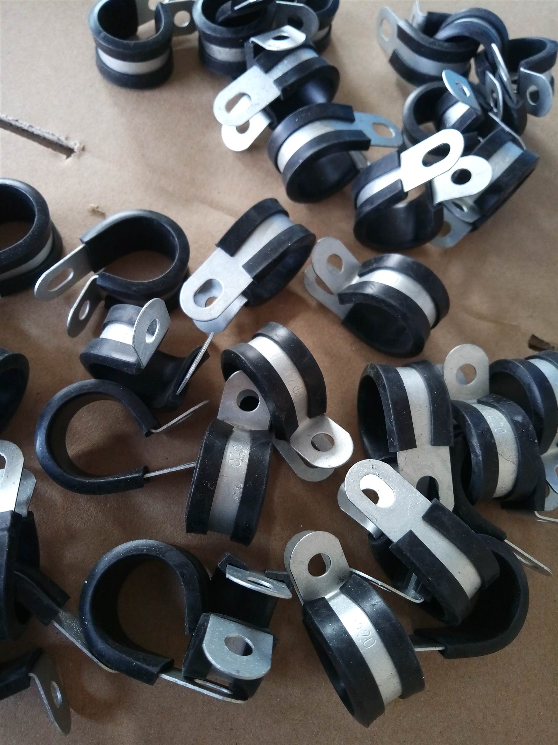 福莱通直供松原r型包胶卡箍 r型铁镀锌连胶条卡箍 电线电缆卡箍