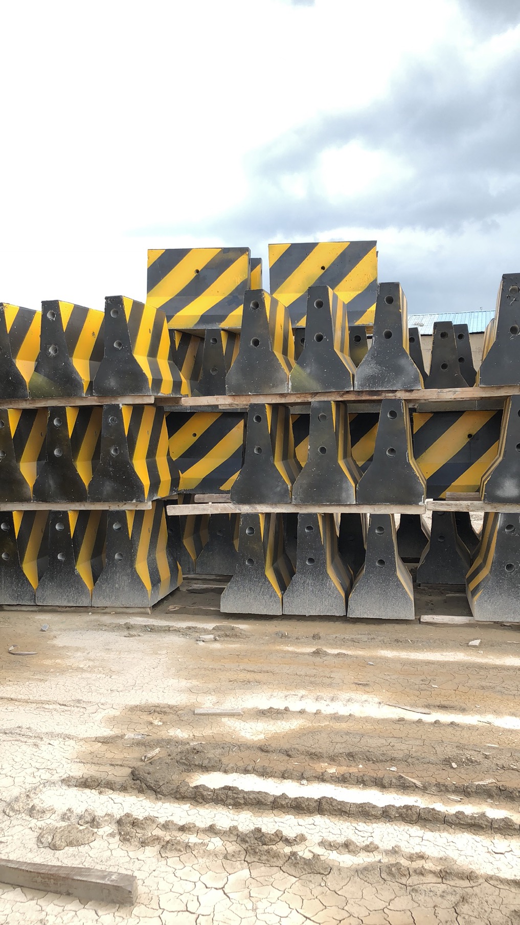 广州交通水泥墩 建基 惠州混凝土高速防撞墩 围蔽墩厂家直销