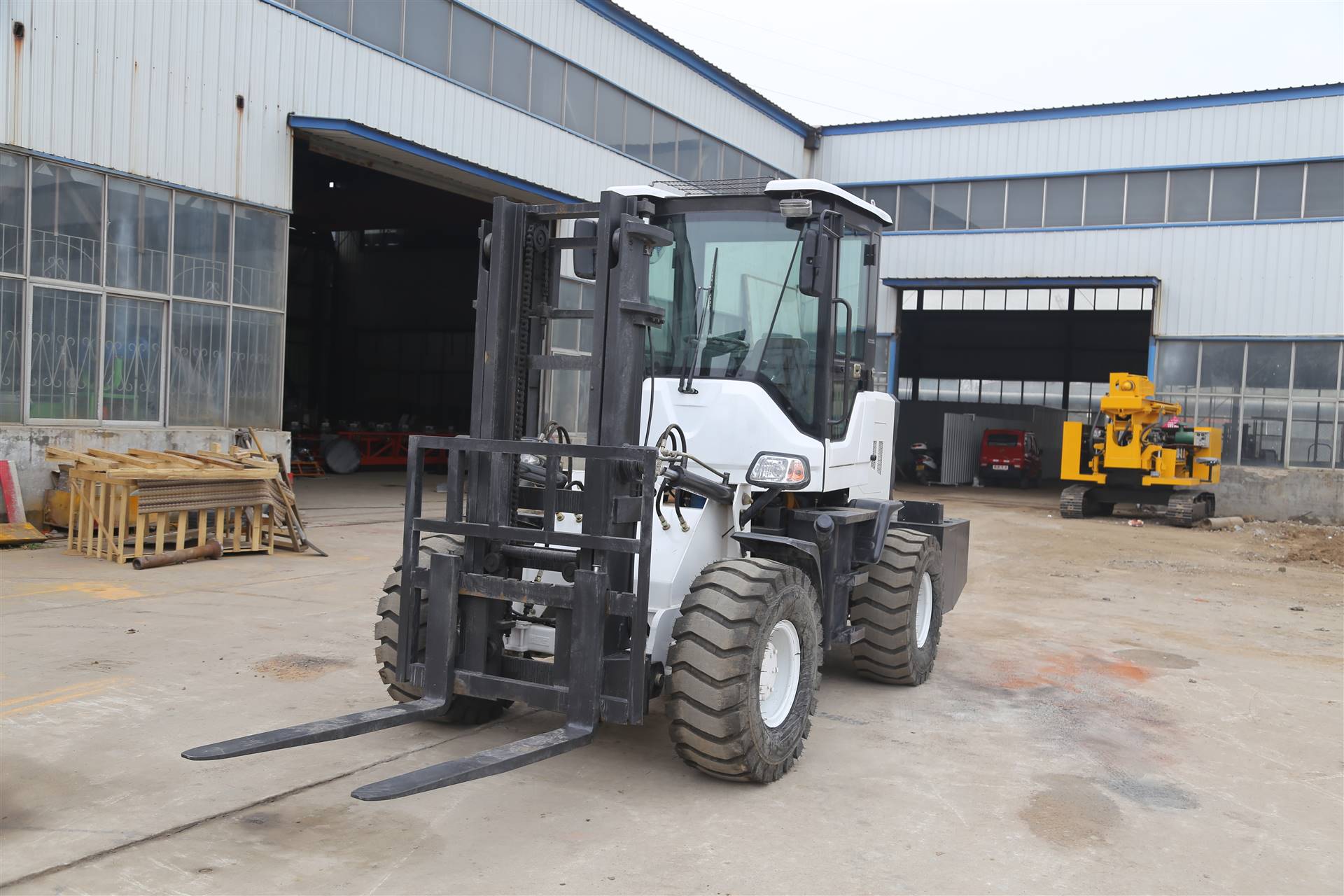 建筑工地专用越野叉车山地路面升高车燃油3吨搬运车