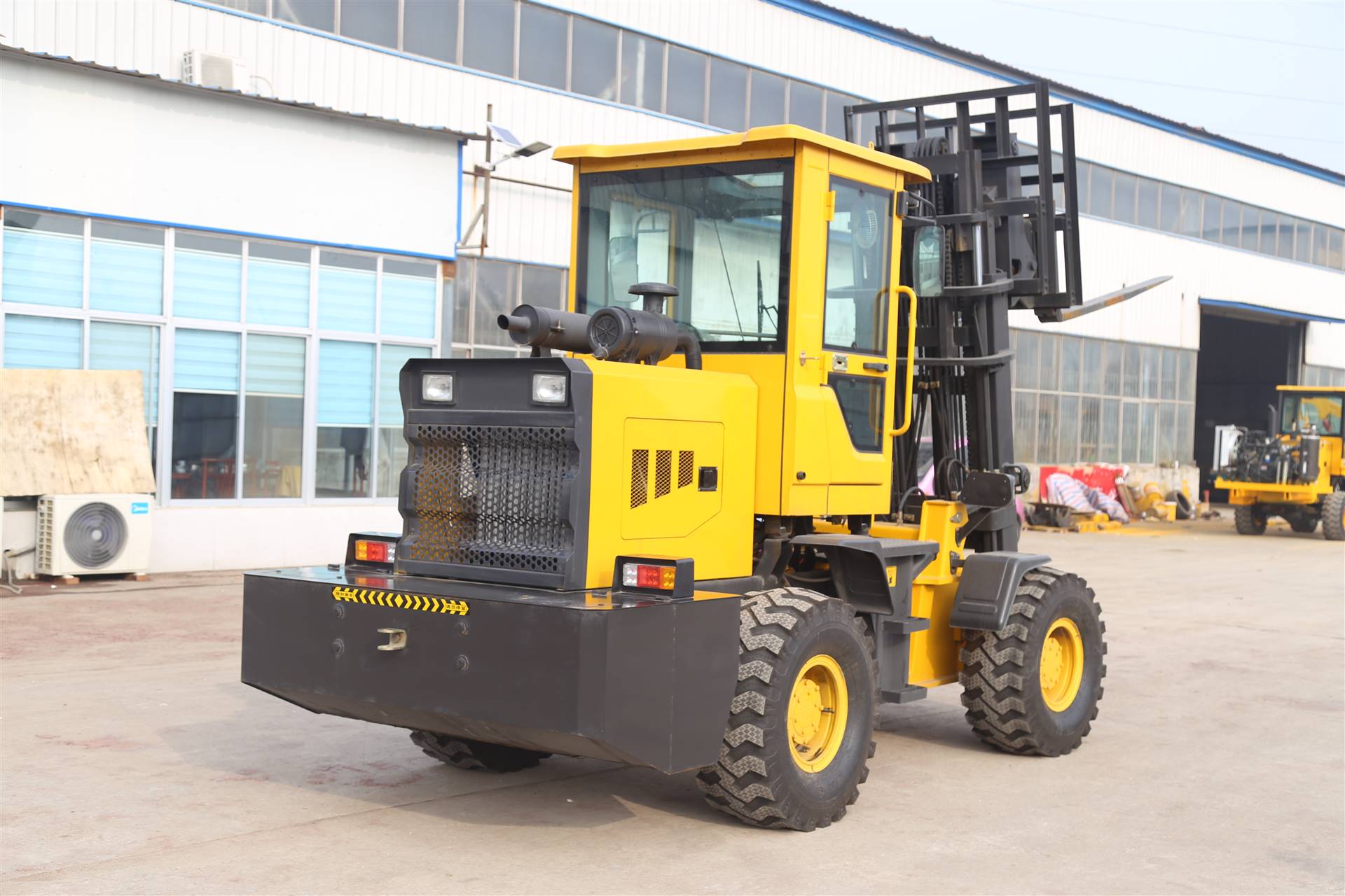 铰接式高底盘越野叉车建筑工地专用越野叉车诺曼机械