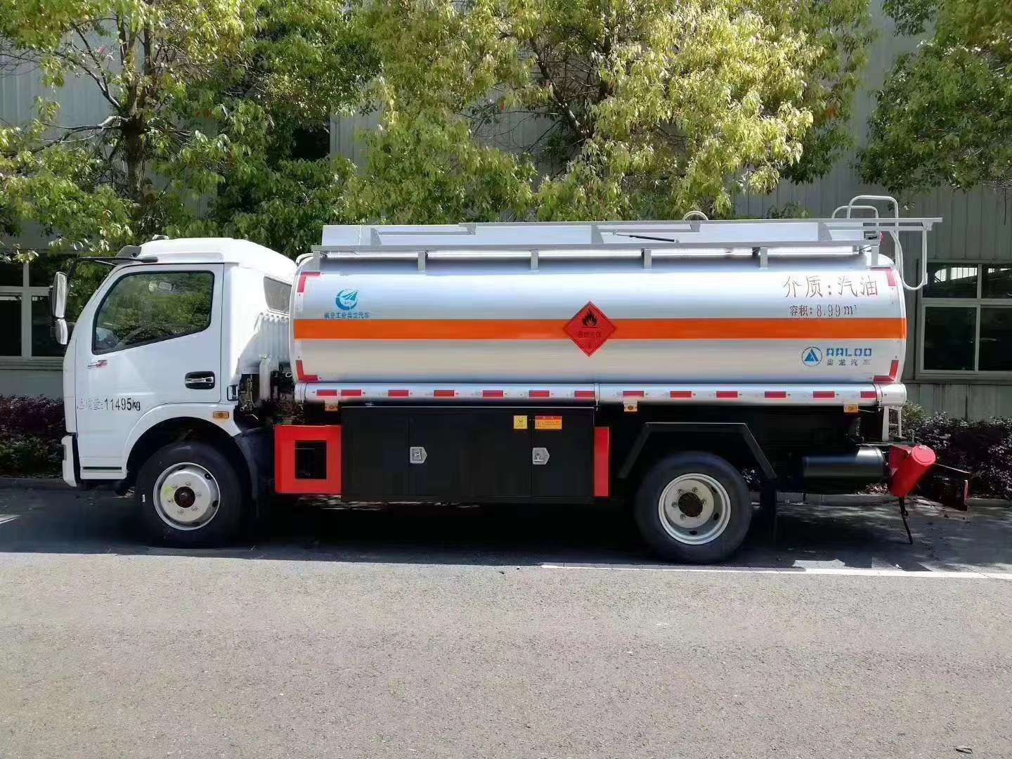 奥龙899方771方油罐车
