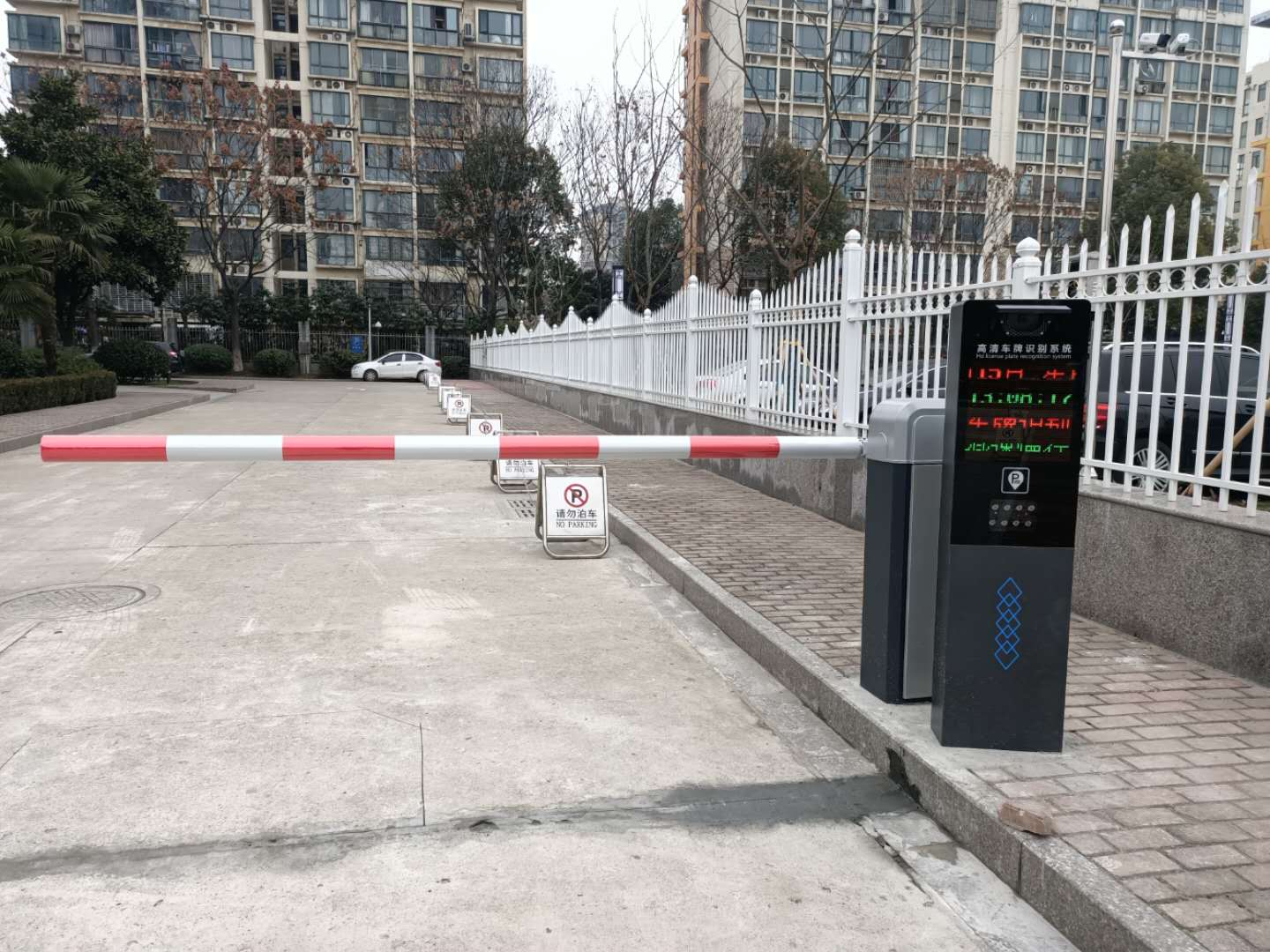 南京停车场设备 百胜606泡沫杆直杆道闸