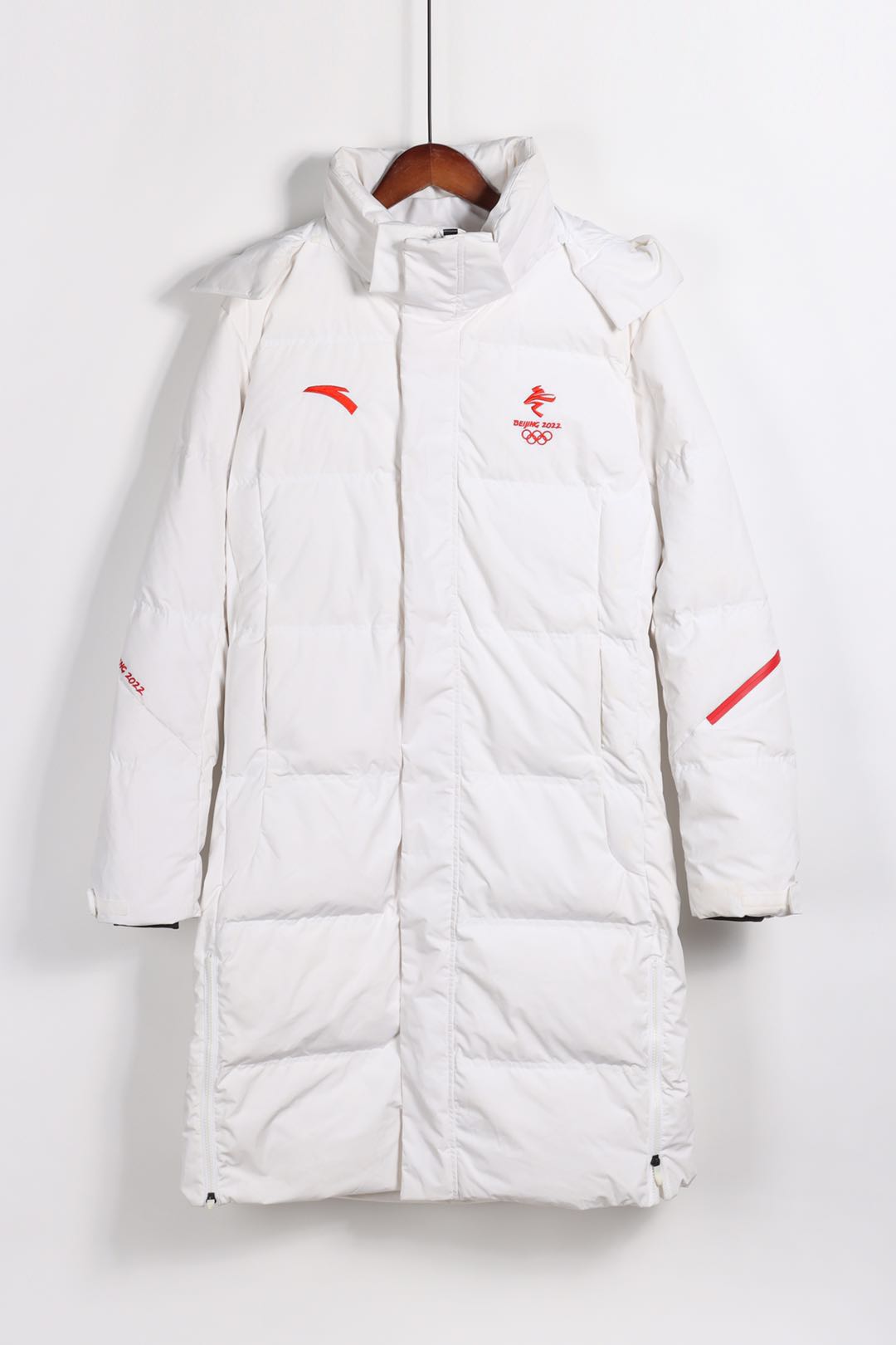 安踏羽绒服男款带有国旗赞助标志