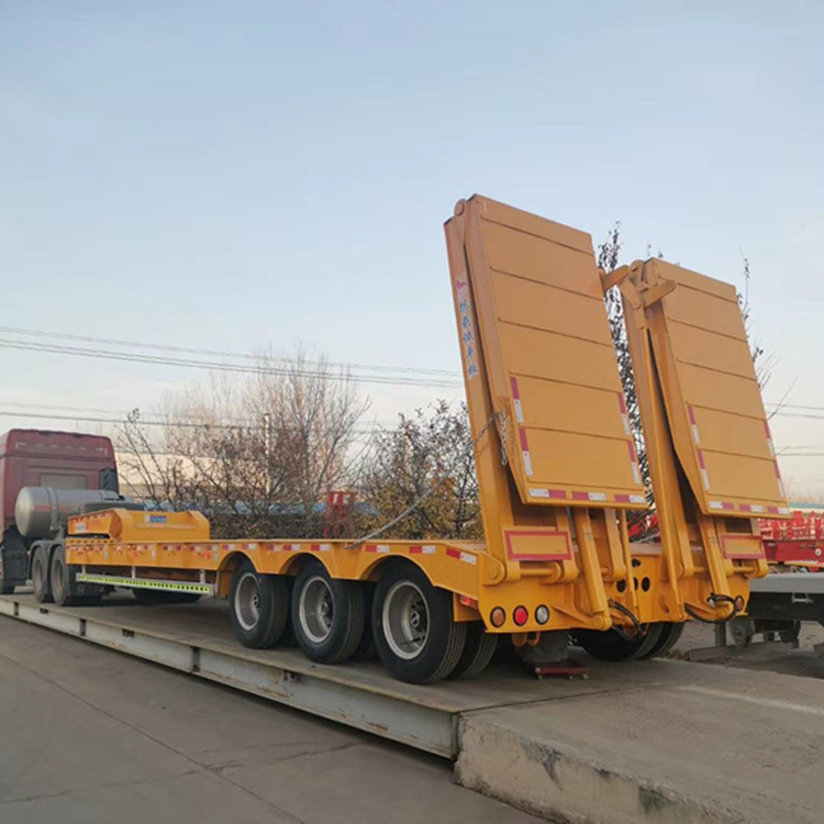 按揭60吨低平板拖挂车液压爬梯低平板拖挂车山东梁山报价