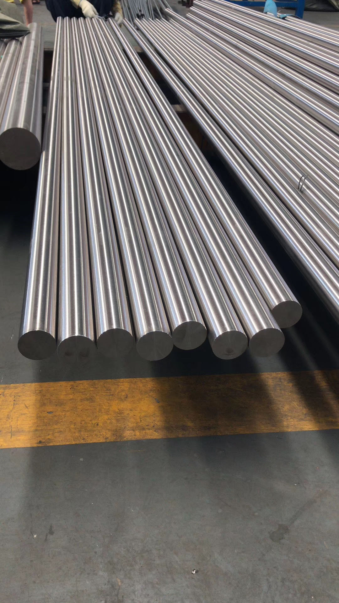 深圳供应1cr17ni2圆钢 1cr17ni2不锈钢棒 黑皮圆棒